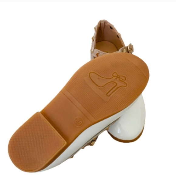 Stylish White Flat Shoes - Picture 2 of 3